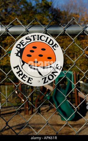 Zeichen verkündet, dass ein städtische Spielplatz ein Pestizid freie Zone ist Stockfoto