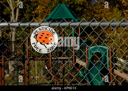 Zeichen verkündet, dass ein städtische Spielplatz pestizidfrei ist Stockfoto