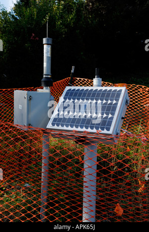 Eine seismische monitoring-Station vor einem Haus in einer Nachbarschaft oberen Ringwood NJ, die anfällig für gefährliche Dolinen. Stockfoto