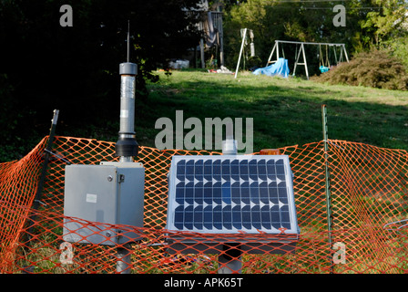 Eine seismische monitoring-Station vor einem Haus in einer Nachbarschaft oberen Ringwood NJ, die anfällig für gefährliche Dolinen. Stockfoto