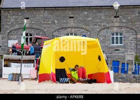 Rettungsschwimmer Zelt am Strand von Tenby Stockfoto