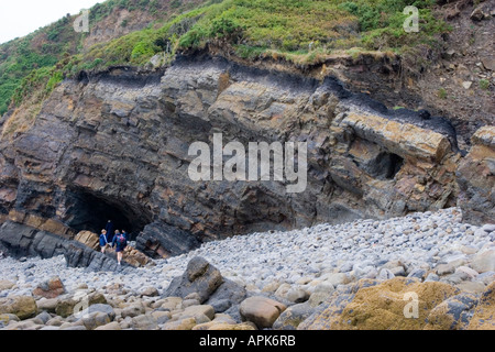 Naht der Kohle in den Klippen am Amroth in Pembrokeshire ausgesetzt Stockfoto