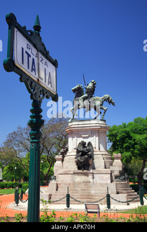 Plaza Italia Denkmal Garibaldi und Schriftzug im Vordergrund. Palermo Nachbarschaft, Buenos Aires, Argentinien Stockfoto