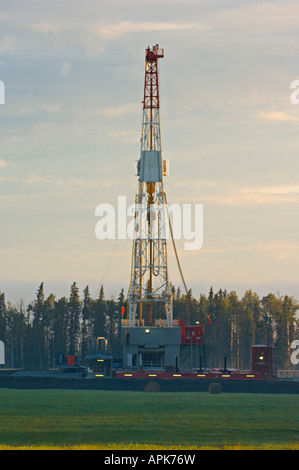 Ein Drill Rig erkunden für unterirdische Mineralien in einem Bauernhof-Feld. Stockfoto