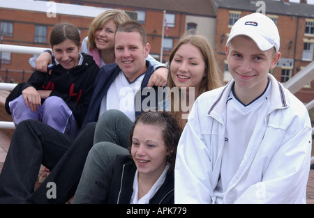 Gruppe von Jugendlichen im Freien sitzen Stockfoto