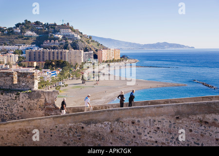 Almunecar Costa Tropical Granada Provinz Spanien anzeigen von Wänden des Castillo de San Miguel in Richtung Strände Stockfoto