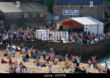 Überfüllten Strand und Hafen-Kai in Tenby Pembrokeshire Stockfoto