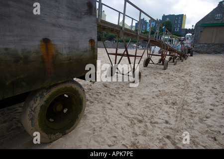 Fahrbare Steg Plattform für boarding Boote am Strand Stockfoto