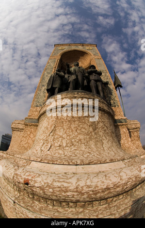 Denkmal der Republik (Cumhuriyet Anıtı) am Taksim-Platz, Istanbul, Türkei (Bronze und Marmor, 1928) von Pietro Canonica Stockfoto