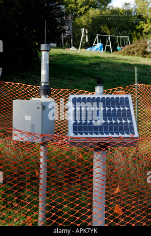 Eine seismische monitoring-Station vor einem Haus in einer Nachbarschaft oberen Ringwood NJ, die anfällig für gefährliche Dolinen. Stockfoto