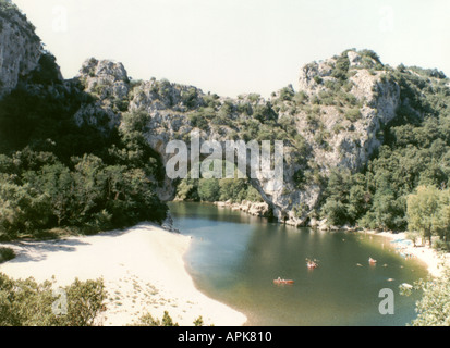 Naturstein-Brücke am Ende der Gorges de l Ardeche Stockfoto