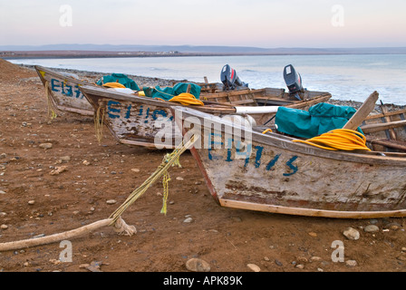 Kleine Fischerboote an Land gezogen Punto San Jacinto, Pazifikküste, Baja California, Mexiko Stockfoto