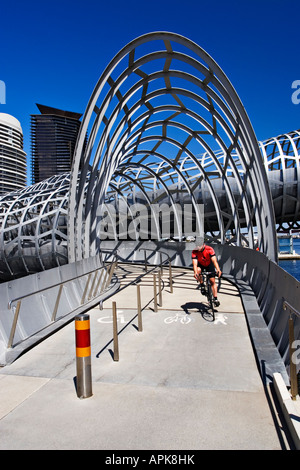 Melbourne Docklands/ein Radfahrer pendelt über Webb Brücke, in den Docklands saniert Melbourne, Victoria, Australien. Stockfoto