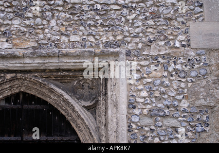 Die Wände der Kirche St Mary s bestehen aus vielen verschiedenen Materialien Stockfoto