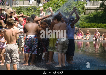 ILLINOIS-Chicago-Kinder spielen im Wasser von Crown Fountain im Millennium Park Stockfoto