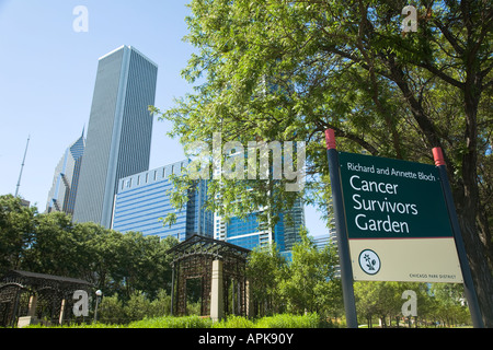 ILLINOIS Chicago Krebs Überlebenden Garten im Grant Park Richard und Annette Bloch Stadt Skyline und Bäume offene grüne Stadtraum Stockfoto