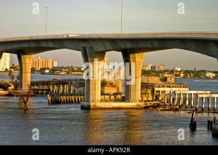 Kontrollierte Sprengung einer alten Brücke Struktur Stockfoto