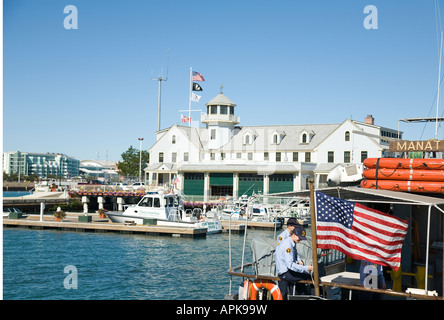 ILLINOIS Chicago Marine Safety Bahnhofsgebäude in der Nähe von Sperren auf Fluss-Liegeplätze für Boote Pier US Coast Guard Nebengerät Bahnhof Stockfoto