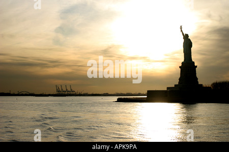 Freiheitsstatue Silhouette gegen den Sonnenuntergang über New York. Stockfoto