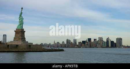 Freiheitsstatue mit der New York Skyline im Hintergrund. Stockfoto