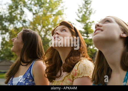 ILLINOIS Riverwoods drei Mädchen im Teenageralter im Freien sitzen und blickte zum Himmel Rothaarige blonde und braune Haare Stockfoto