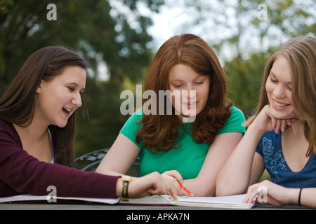 ILLINOIS Riverwoods drei Mädchen im Teenageralter Buch gemeinsam zu studieren und auf Seite verweisen Stockfoto