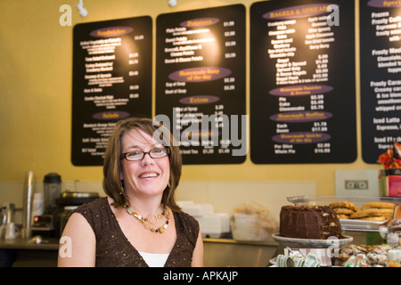 ILLINOIS Dixon Besitzerin der Baker Street Bakery Menü Zeichen mit Preisen im Hintergrund Kuchen und Backwaren angezeigt Stockfoto