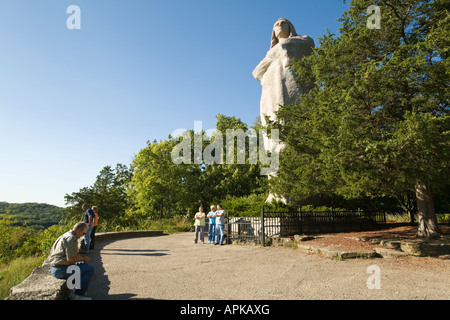 ILLINOIS Oregon Stone Black Hawk Statue entworfen Lorado Taft American Indian Lowden Staatspark Menschen am Aussichtspunkt des Rock River Stockfoto