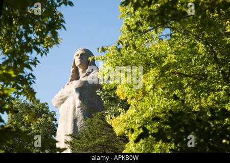 ILLINOIS Oregon Stone Black Hawk Statue entworfen Lorado Taft American Indian Lowden State Park achtundvierzig Fuß hoch Bäume Stockfoto