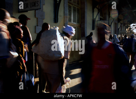 Geschäftige Menschen entladen den Addis Abeba Djoubouti Zug auf Übernachtung in Dire Dawa Stockfoto