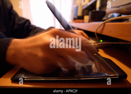 Arbeiten auf einem Computer mit einer grafischen Stifttablett Stockfoto