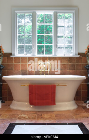 Tiefe Badewanne im Badezimmer Luxus Stockfoto