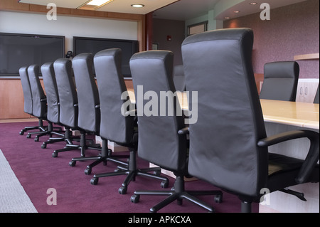 Schwarze Ledersessel im Executive Board Room, New York USA Stockfoto