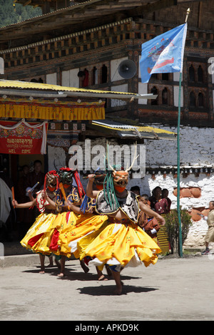 Tänzer während des Tsechu Festivals im Kloster Tamshing, Bhutan, Jakar, Byakar Stockfoto