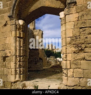 Ein Torbogen in den Ruinen von St. George die Griechen Kirche umrahmt Lala Mustafa Pasa Moschee in Gazimagusa oder Famagusta-Nordzypern Stockfoto