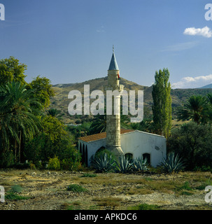 Eine kleine alte Moschee Wände rissig mit Alter und attraktive weiße Minarett stehen in der Landschaft Nord-Zypern Stockfoto