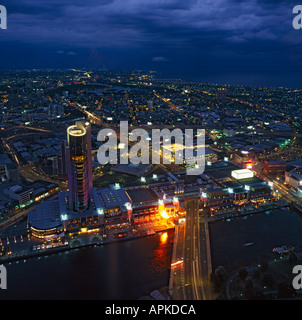 Nach unten von den Rialto Towers auf Stadt Melbourne mit Fluss Yarra Promenade Könige Bridge in der Dämmerung Bundesstaat Victoria Stockfoto