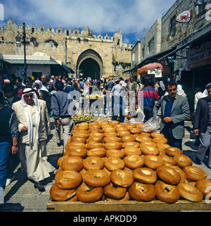 Marktmeinung über große Stall gestapelt mit runde Brote in Reihen mit Menschen in der Nähe von Tor von Damaskus Jerusalem Israel Stockfoto