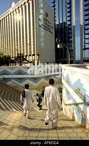 Dubai-VAE u-Bahn und Emirates International Bankgebäude an der Beniyas Street Stockfoto