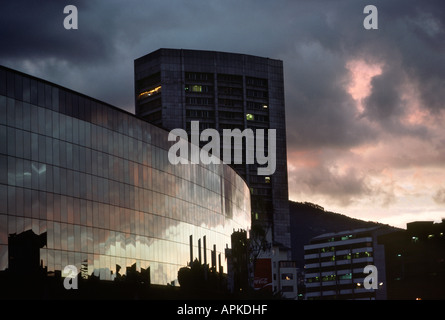 Ecuador Quito Sonnenuntergang spiegelt sich in Fenstern der Casa de Cultura Stockfoto