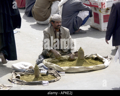 Straßenhändler, die sitzen auf der Straße in der Altstadt, Jemen, Sanaa Stockfoto