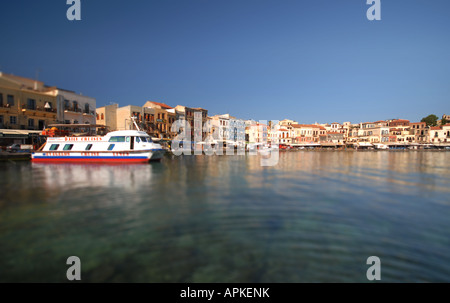 KRETA, GRIECHENLAND. Ein Tilt-Shift-Blick auf den äußeren Hafen in Chania (Chania, Chanea, Xania). 2007. Stockfoto