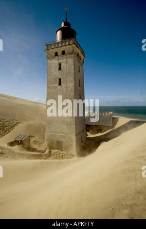 Der Leuchtturm bei Rubjerg Knude ist teilweise in den Sand, Dänemark, Jylland, Rubjerg Knude begraben. Stockfoto