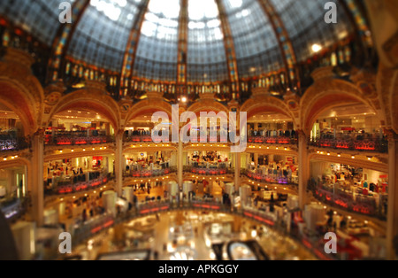 PARIS, FRANKREICH. Ein Tilt-Shift-Blick auf das Innere der Galeries Lafayette am Boulevard Haussmann. 2007. Stockfoto
