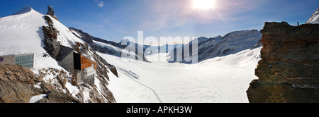 Panoramablick auf Jungrfrau oben Europa Informationsstelle und Gletscher, Jungfrau Plateau Schweizer Alpen der Schweiz. Stockfoto