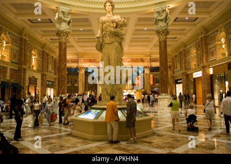 Eine Shopping-Mall in Las Vegas Nevada NV Las Vegas Stadt Statue im Atrium des Forum Shopping Mall Caesars Palace und Casino Stockfoto