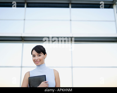 Geschäftsfrau holding Datei (Hochformat) Stockfoto