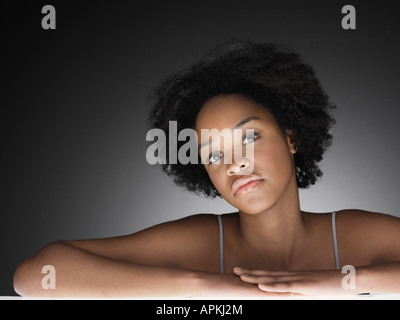 Nachdenkliche junge Frau (Hochformat) Stockfoto