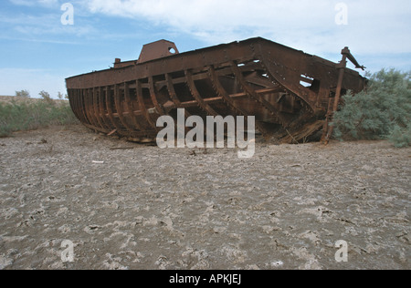 Wrack eines Schiffes in den trockenen Aral See, Usbekistan, Karakalpakstan, Aralsee Stockfoto