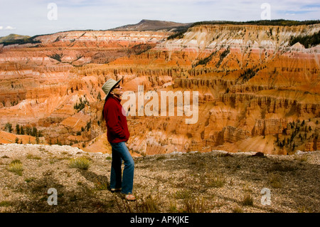 Frau am Cedar Breaks National Monument Utah UT Ansicht Aussicht vom obersten Punkt Stockfoto